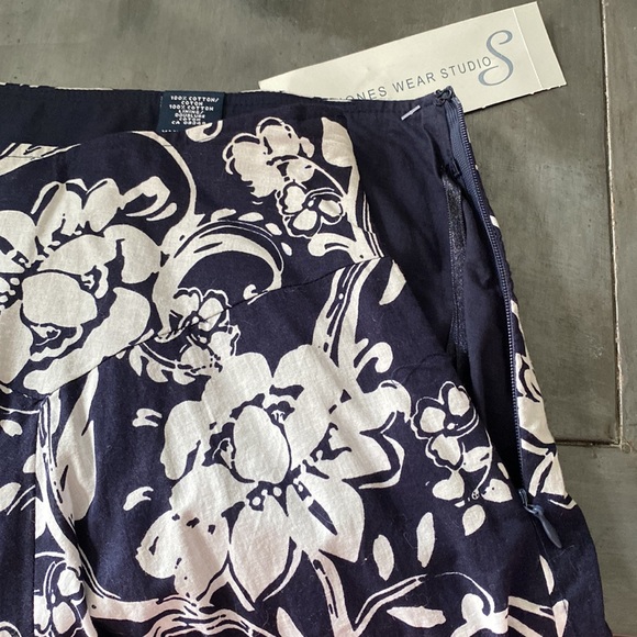⭐️ Host Pick ⭐️ NWT - Navy/White Floral A Line Skirt - Picture 10 of 10